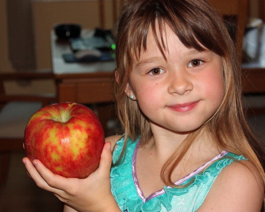 child, apple, nutrition-658006.jpg