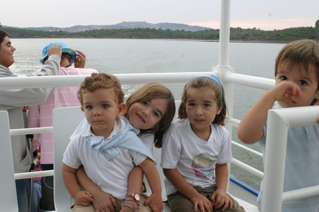 kids, boat, lake-784495.jpg